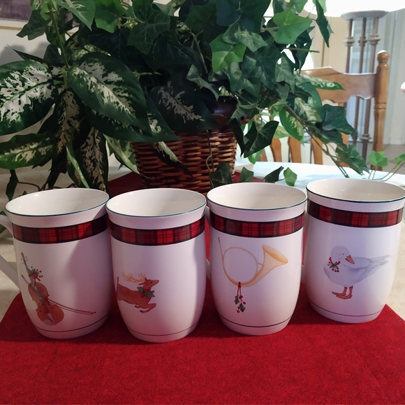 Set of 4 Arita Fine Porcelain TARTAN "Christmas Traditions" Mugs - Picture 7 of 8